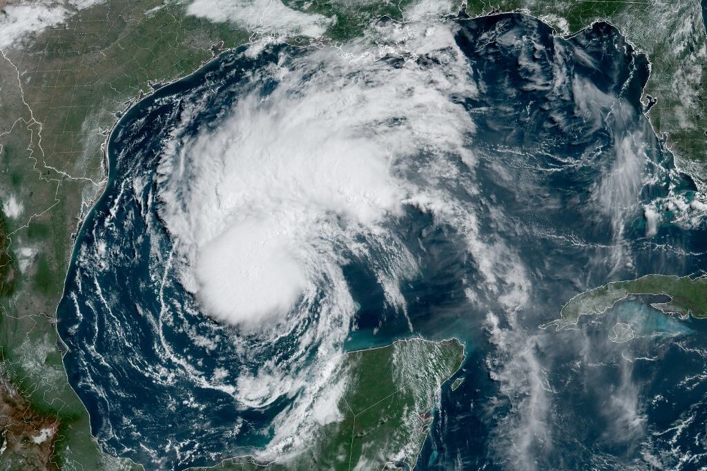 La tormenta tropical Beryl se dirige al sur de Estados Unidos tras impactar en México.