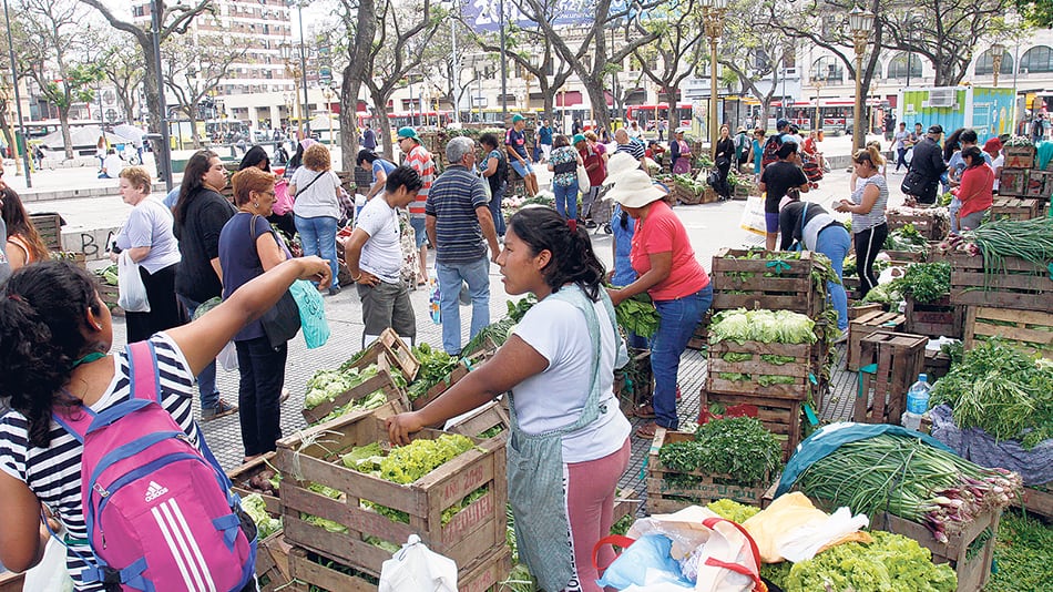 Los feriazos, como éste en plaza Once, son armados con lo mínimo: la mercadería y sus productores.