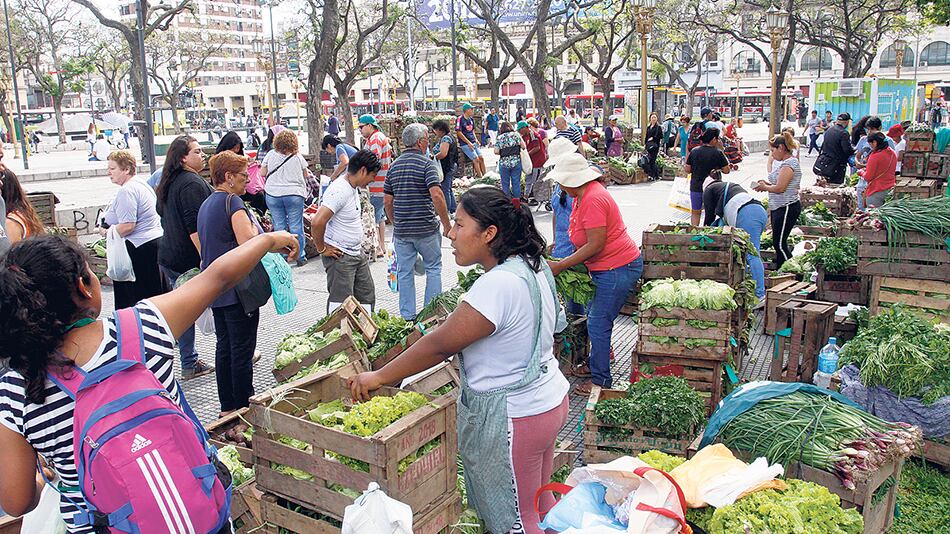Los feriazos, como éste en plaza Once, son armados con lo mínimo: la mercadería y sus productores.