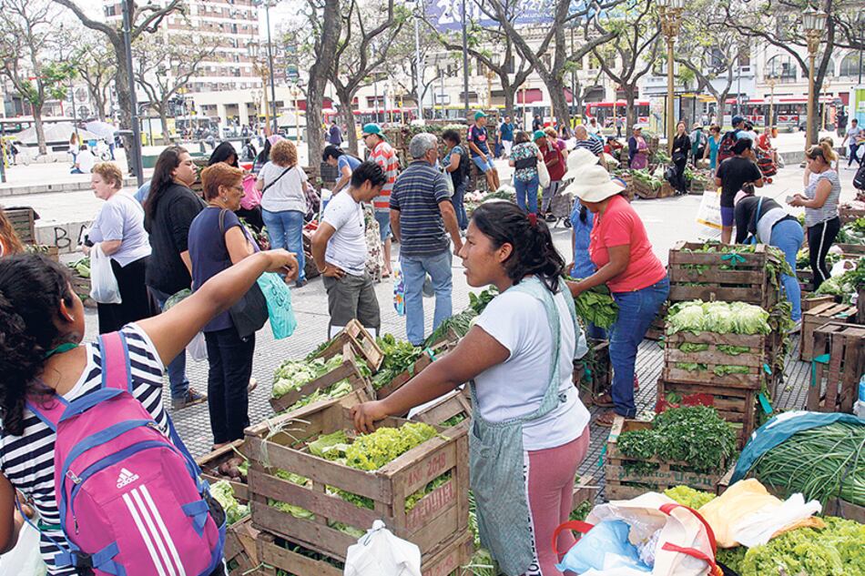 Los feriazos, como éste en plaza Once, son armados con lo mínimo: la mercadería y sus productores.