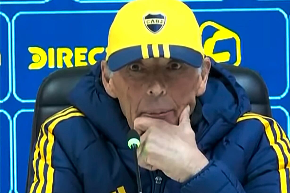 Miguel Angel Russo, pensativo y abrigado.