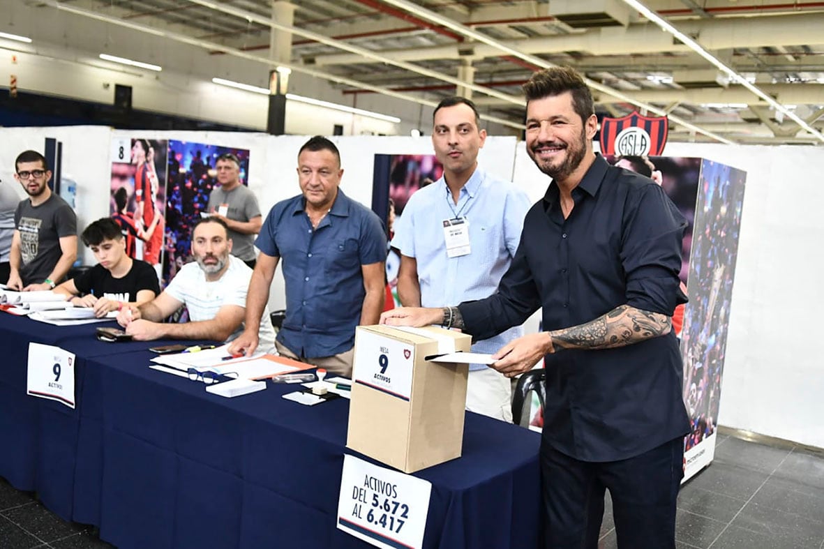Marcelo Tinelli, nuevo presidente del club azulgrana, fue temprano a emitir su voto.