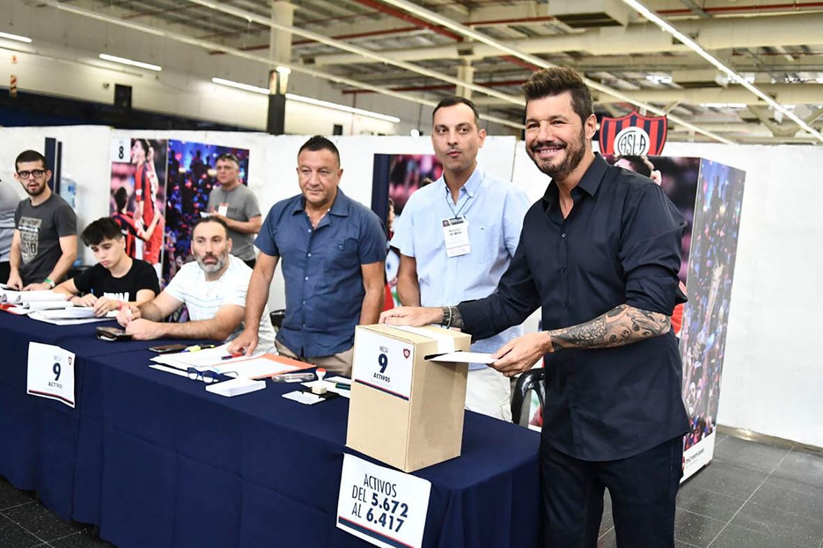 Marcelo Tinelli, nuevo presidente del club azulgrana, fue temprano a emitir su voto.