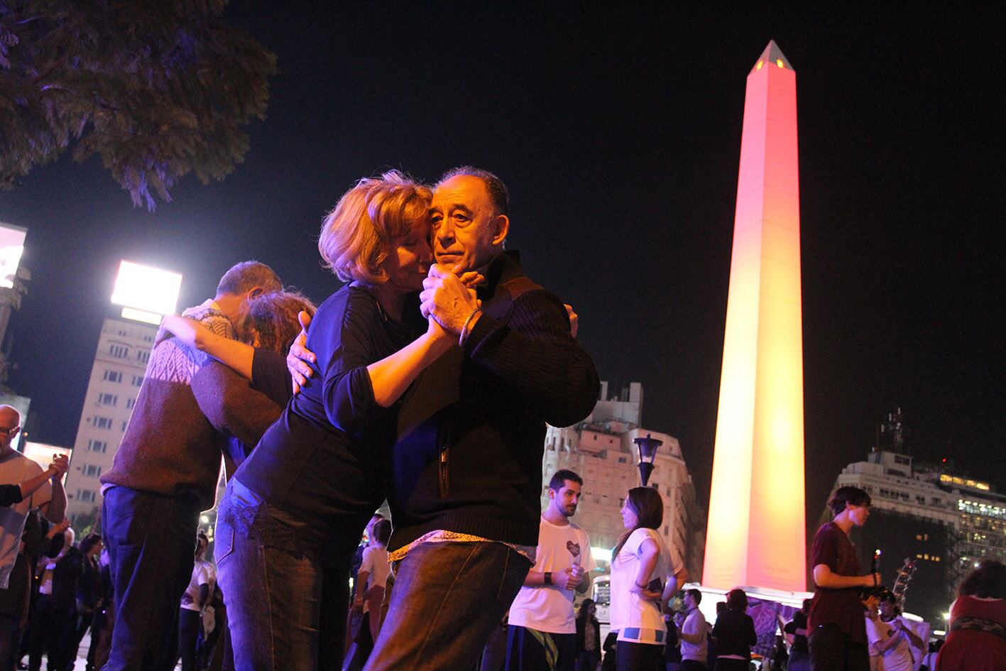 Bailarines profesionales y habitués de las milongas confluyeron en la manifestación.