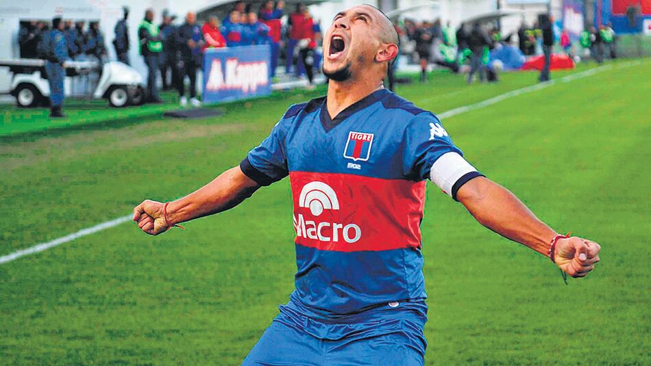 Luna festeja su gol de penal sobre el final del partido.