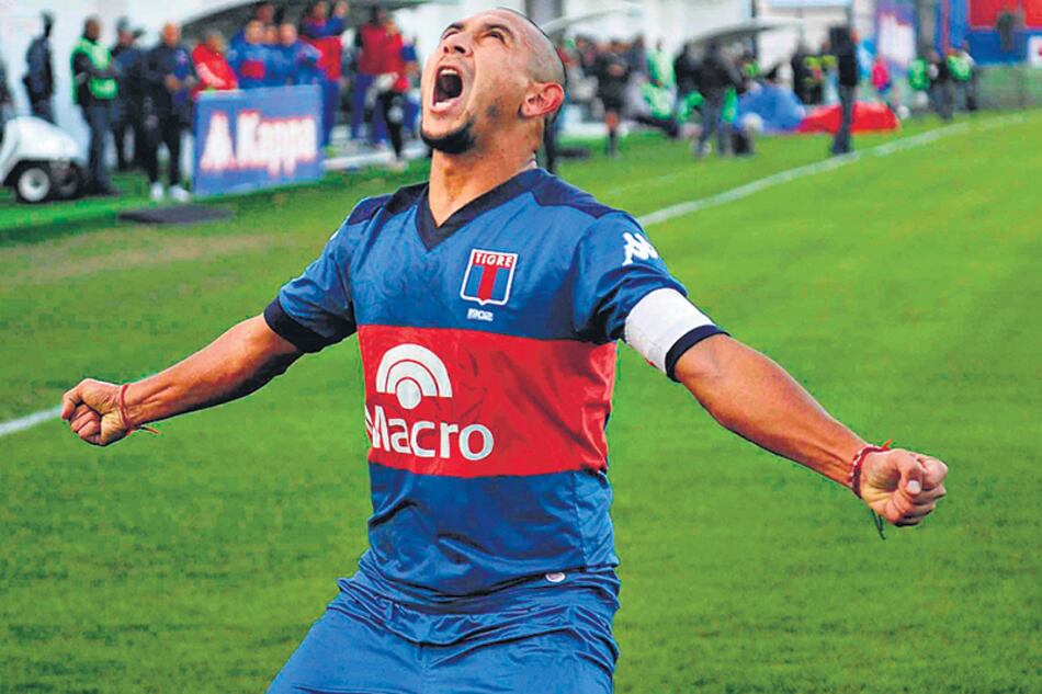 Luna festeja su gol de penal sobre el final del partido.