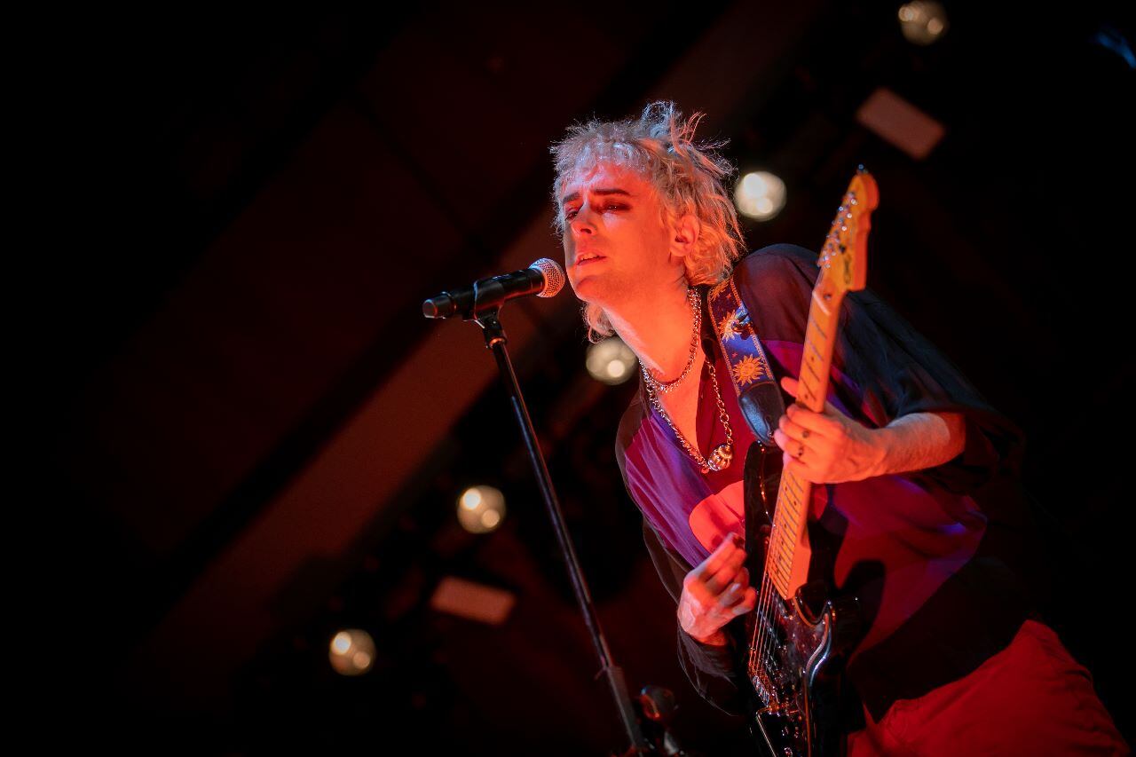 Benito Cerati sorprendió plantándose en el escenario guitarra en mano.