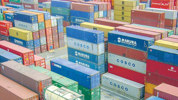 El declive de las importaciones dejó un superávit comercial de 1131 millones en abril.