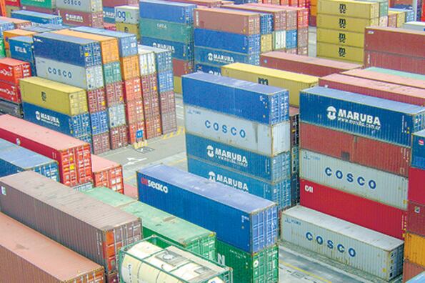 El declive de las importaciones dejó un superávit comercial de 1131 millones en abril.