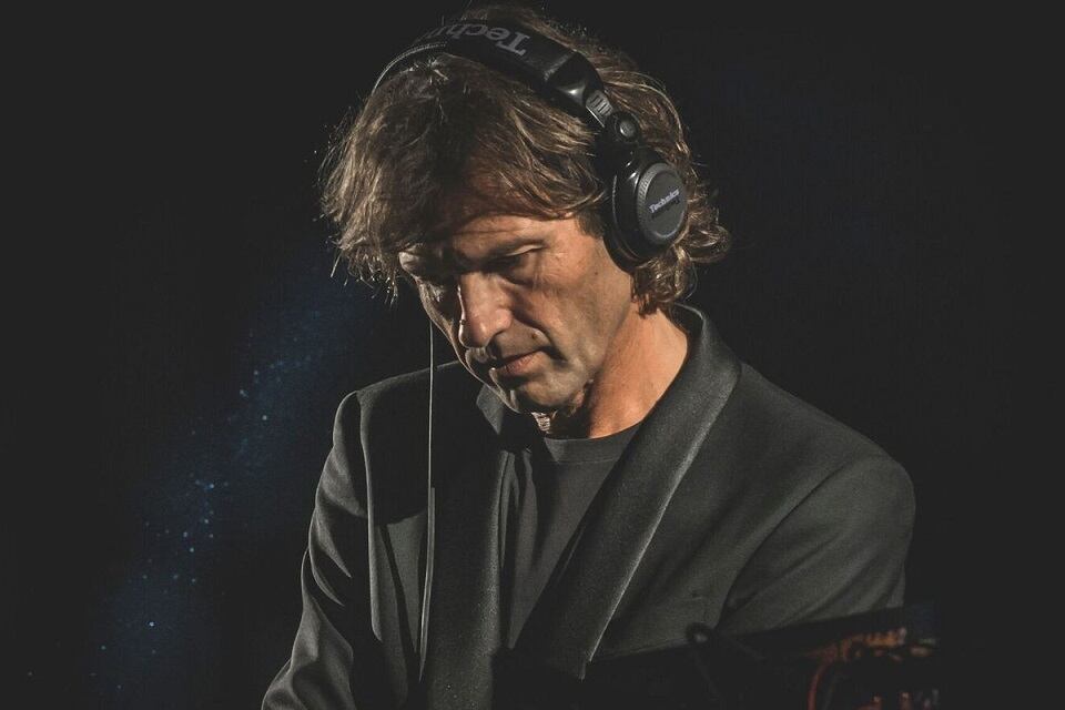 Hernán Cattáneo hará un show online a beneficio de la Cruz Roja, este sábado a las 18 desde el Aeroparque porteño.