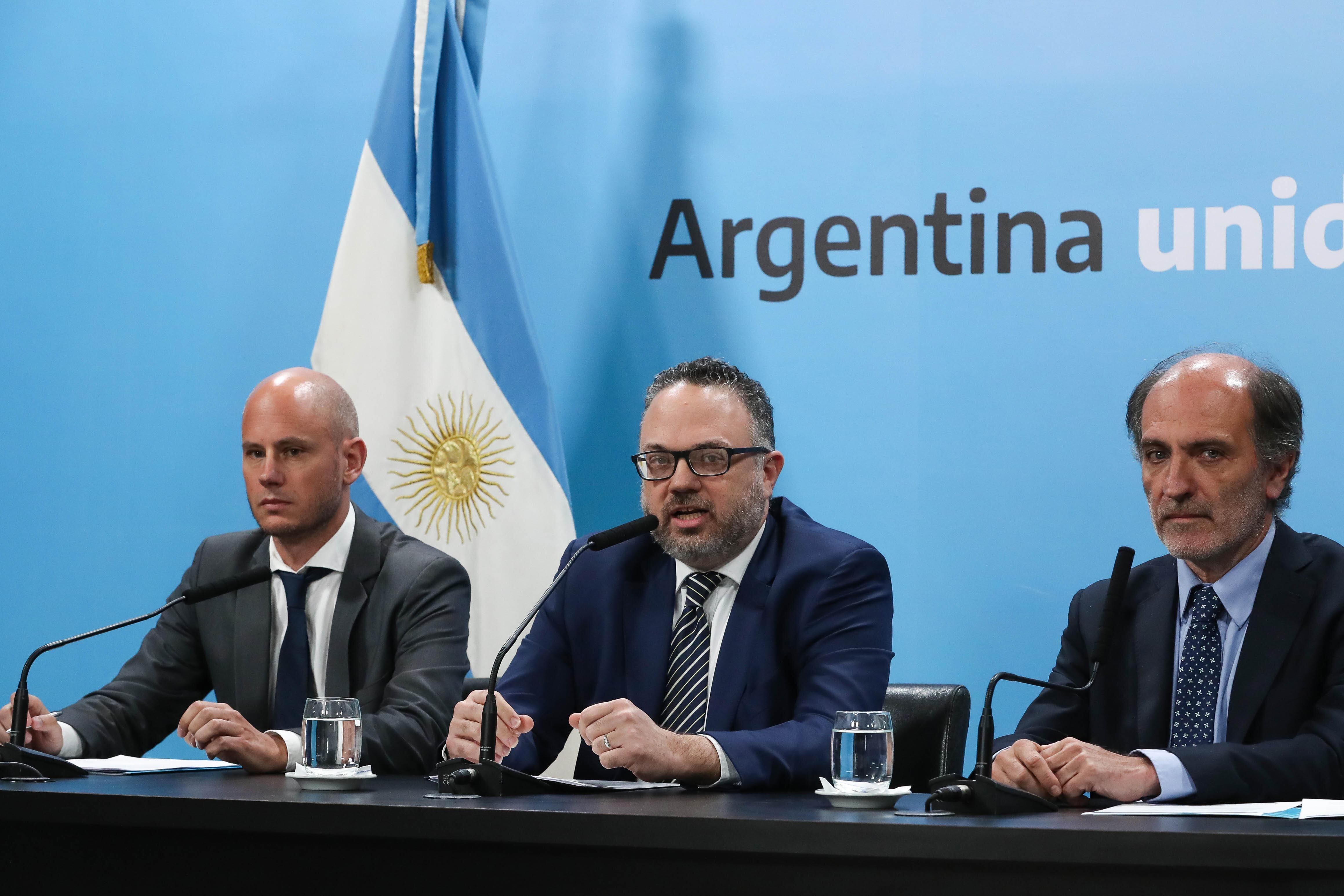 El ministro Kulfas realizó el anuncio junto al presidente del BNA, Eduardo Hecker.