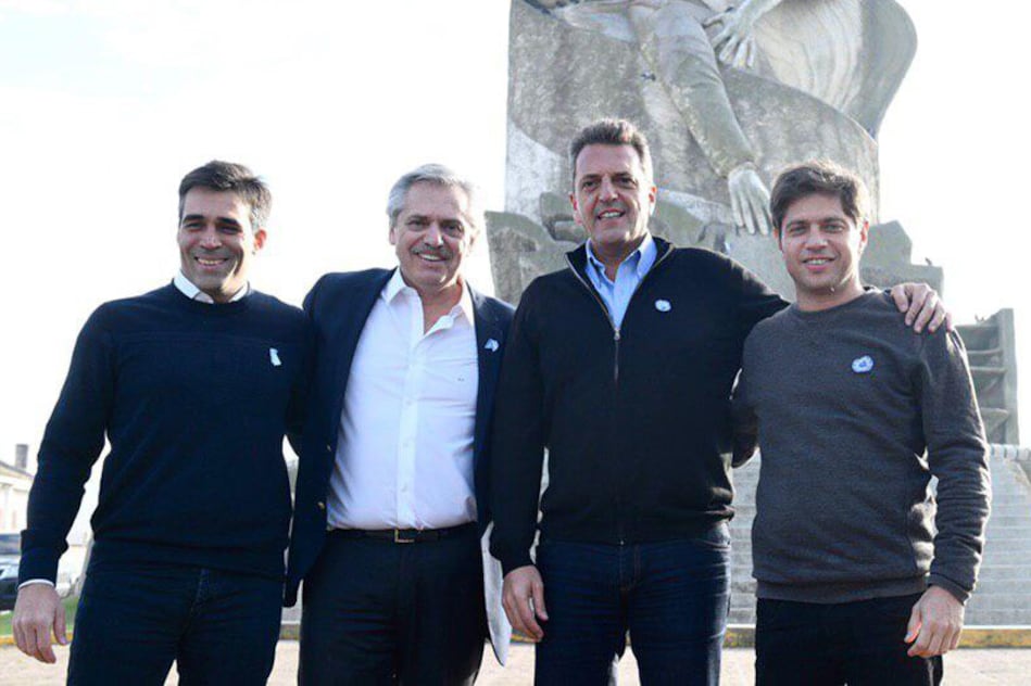 Alberto Fernández, Sergio Massa y Axel Kicillof, durante un acto juntos en Necochea.