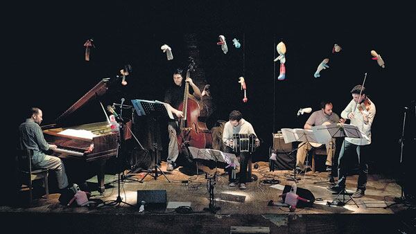 Aunque hizo modificaciones en otros aspectos compositivos, Schissi dejó intactas las melodías de Mores.