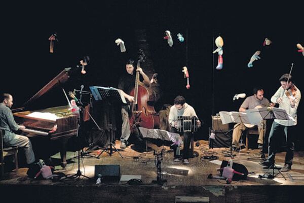 Aunque hizo modificaciones en otros aspectos compositivos, Schissi dejó intactas las melodías de Mores.