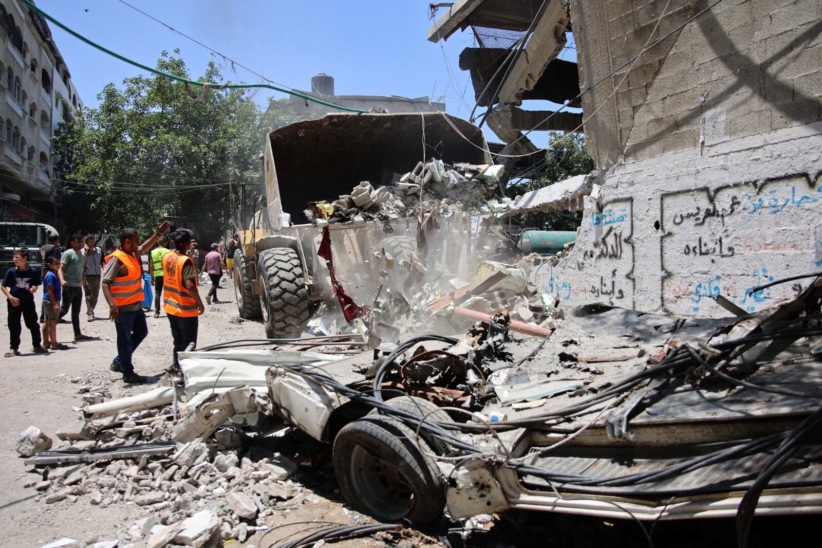 Limpieza de escombros tras un nuevo bombardeo israelí en Gaza
