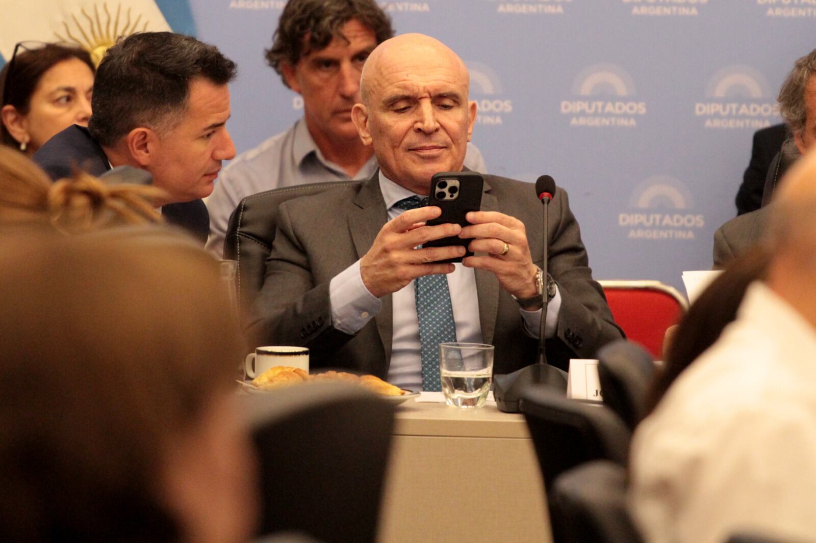 Espert, entre medialunas y scroleo