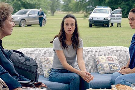 La Borges es el sol negro alrededor del cual giran los personajes de Bérénice Bejo y Martina Gusmán.