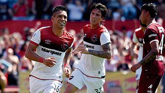 Víctor Figueroa festeja su gol.