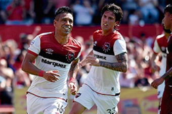 Víctor Figueroa festeja su gol.