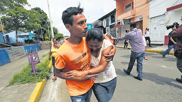 Un manifestante abraza a un familiar tras ser liberado de una cárcel en Masaya.