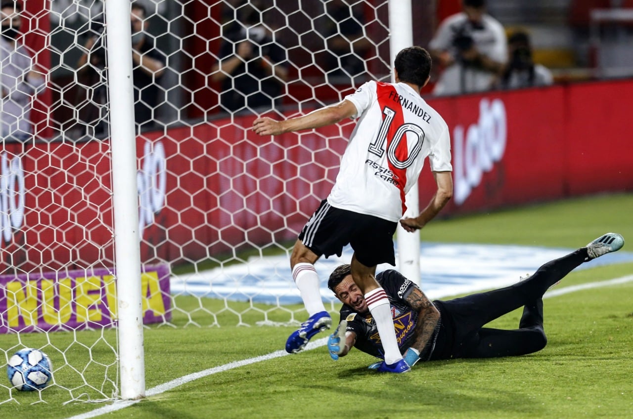 Fernández empuja la pelota abajo del arco.