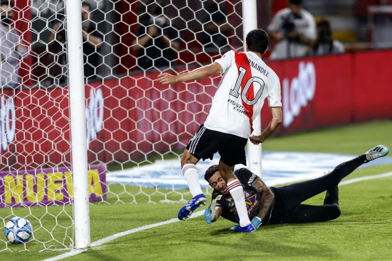 Fernández empuja la pelota abajo del arco.