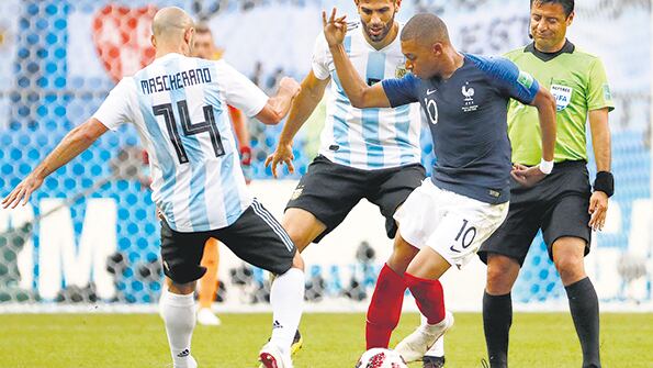 Mascherano y Fazio intentan controlar al movedizo Mbappé.