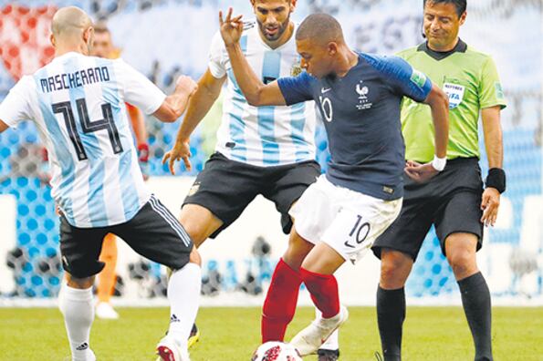 Mascherano y Fazio intentan controlar al movedizo Mbappé.