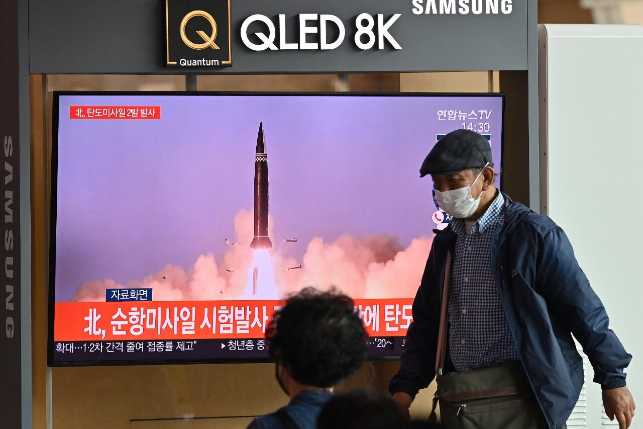 Un misil Norcoreano aparece estemiércoles en la tevé de una estacion de tren de Seúl.