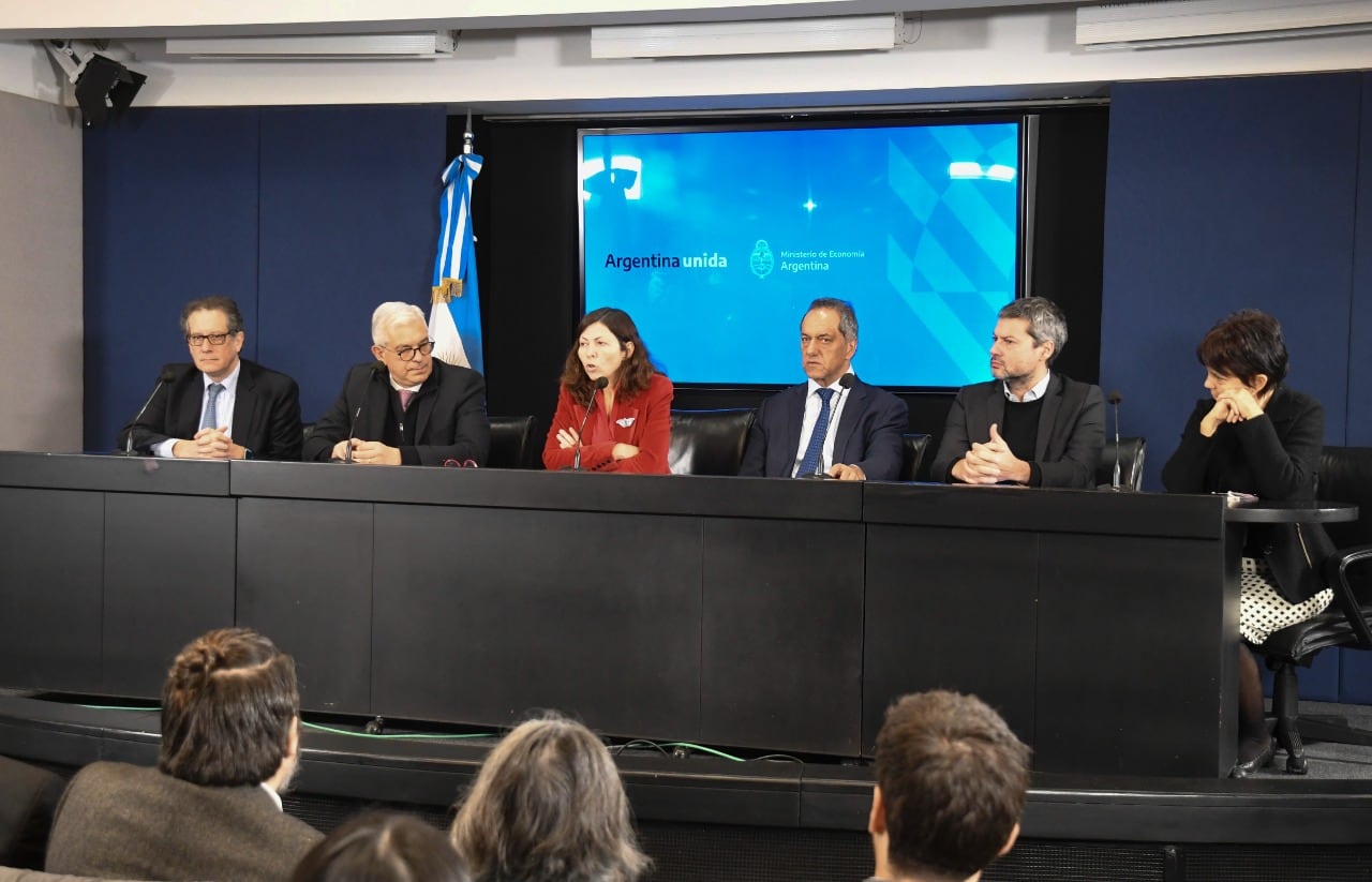 Pesce, Domínguez, Batakis, Scioli, Lammens y Marcó del Pont, en el microcine de Economía.