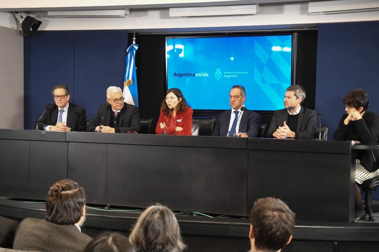 Pesce, Domínguez, Batakis, Scioli, Lammens y Marcó del Pont, en el microcine de Economía.