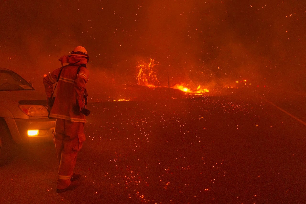 Sierra Nevada, el fuego calcinó dos docenas de casas en el pequeño pueblo de Big Creek y obligó a evacuar a los 2500 habitantes de Auberry.