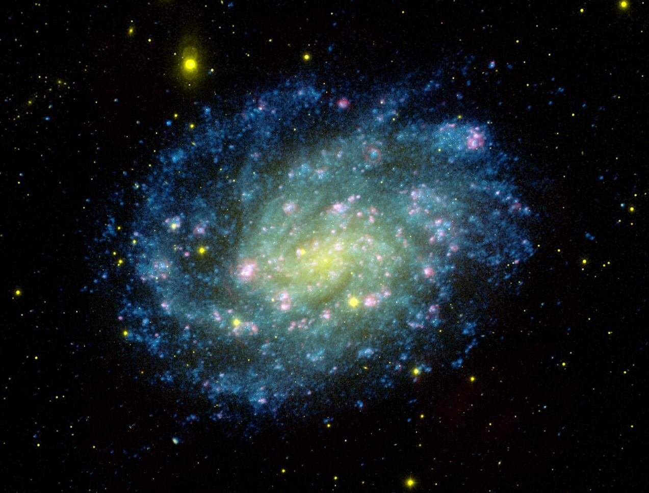 La agencia acompañó su mensaje con una fotografía de "una galaxia espiral en la constelación Sculptor" que muestra los colores de la bandera de Brasil. (Foto: NASA)