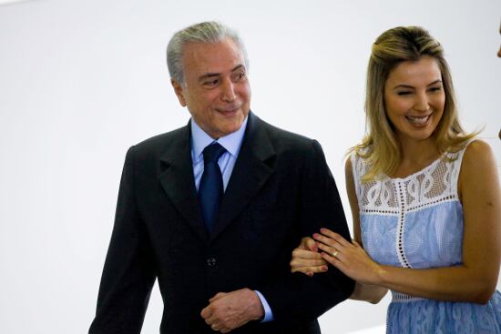Temer junto a su esposa Marcela, una ex miss de 33 años de edad.