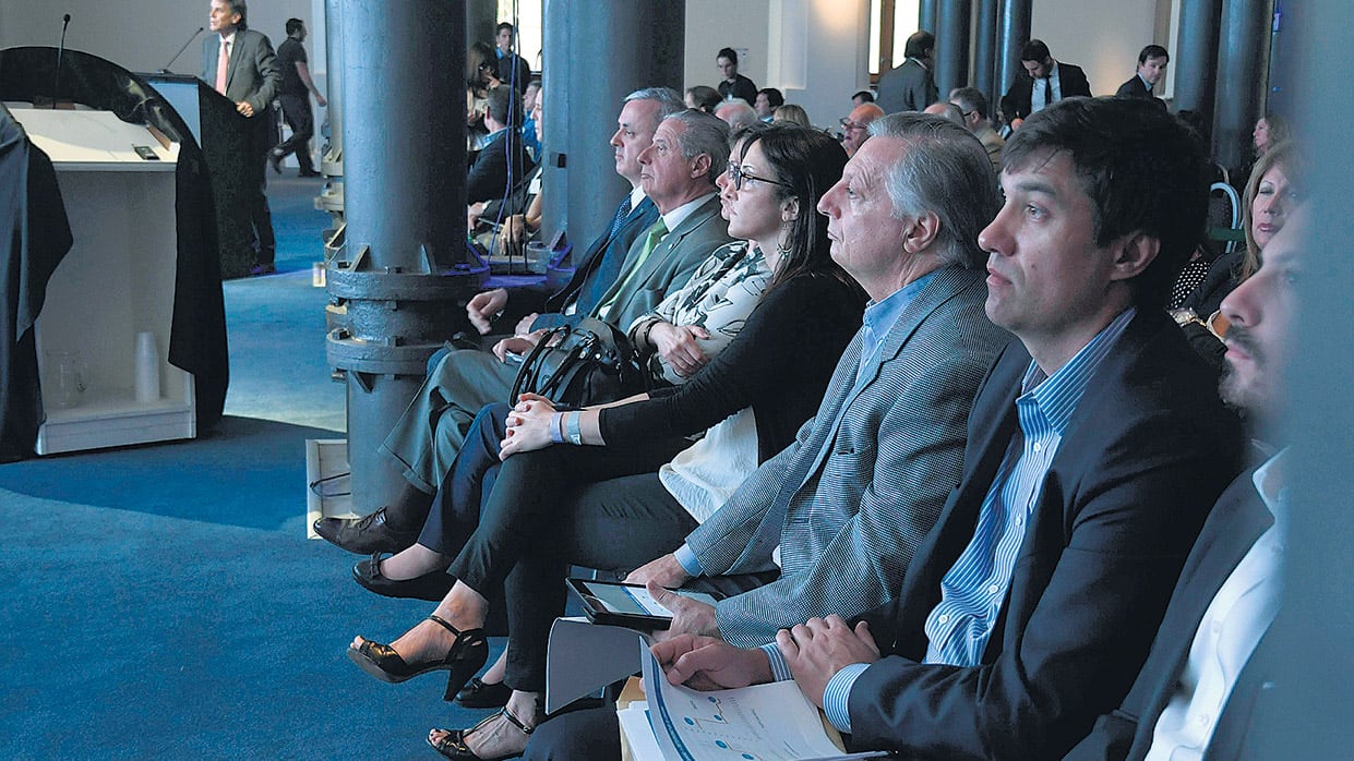 El ministro de Energía, Juan José Aranguren, siguió las exposiciones de la audiencia pública desde la primera fila.