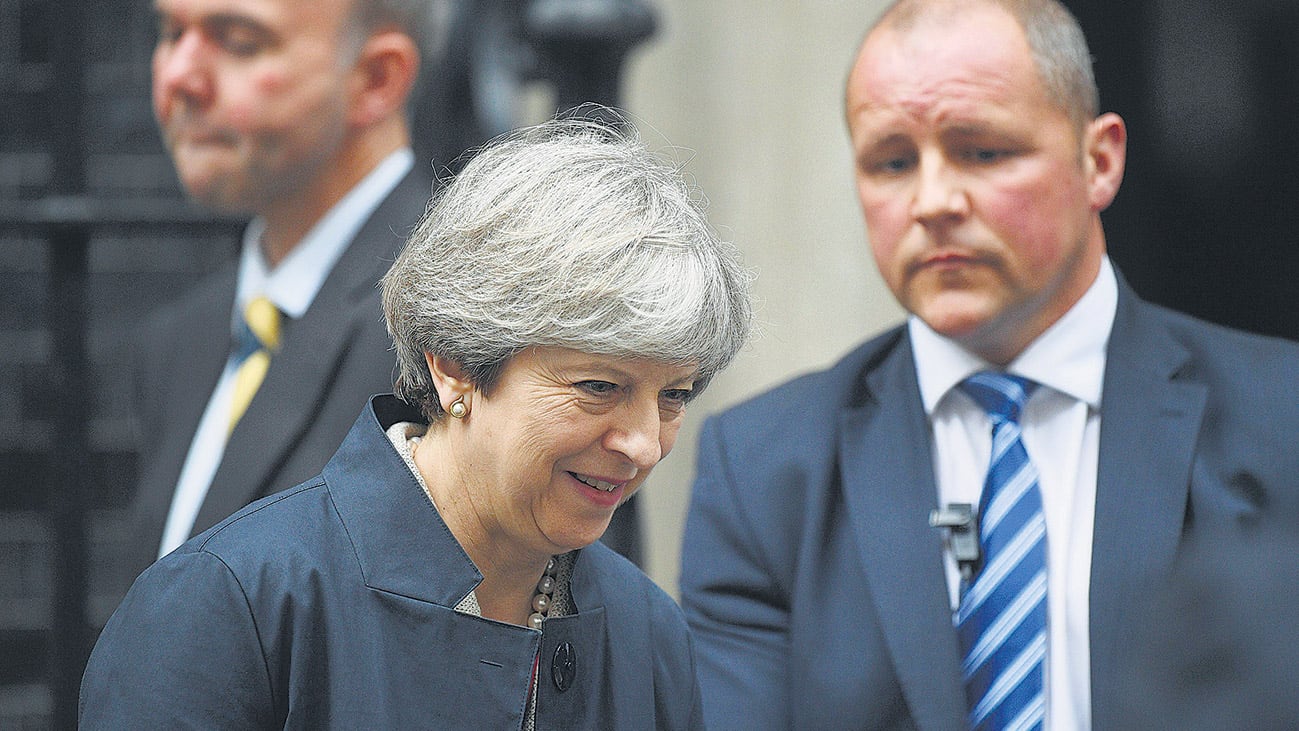 May sale de Downing Street para asistir a la votación en el Parlamento de su programa de gobierno.
