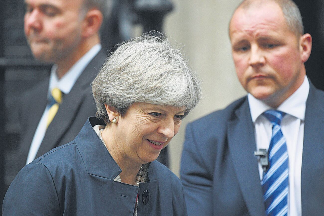 May sale de Downing Street para asistir a la votación en el Parlamento de su programa de gobierno.