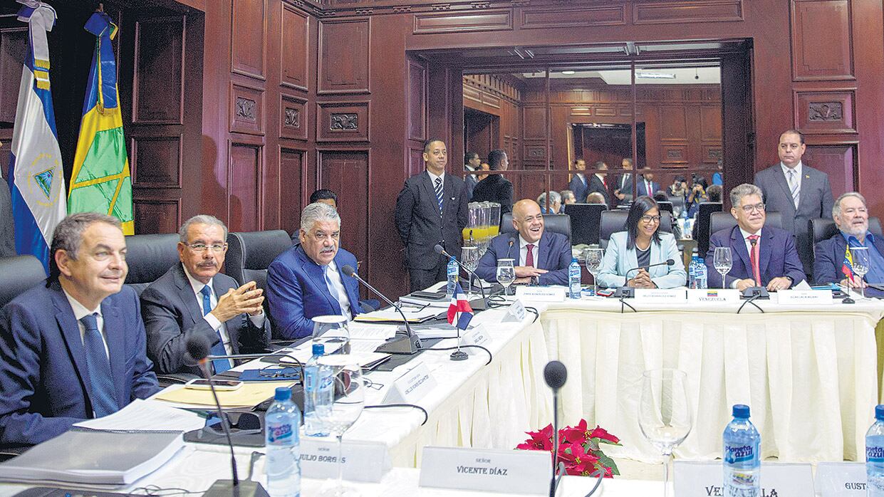 Facilitadores y miembros del gobierno venezolano en una vista parcial de la mesa de diálogo.