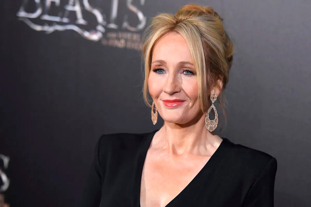 J.K. Rowling fue amenazada por solidarizarse con Salman Rushdie.