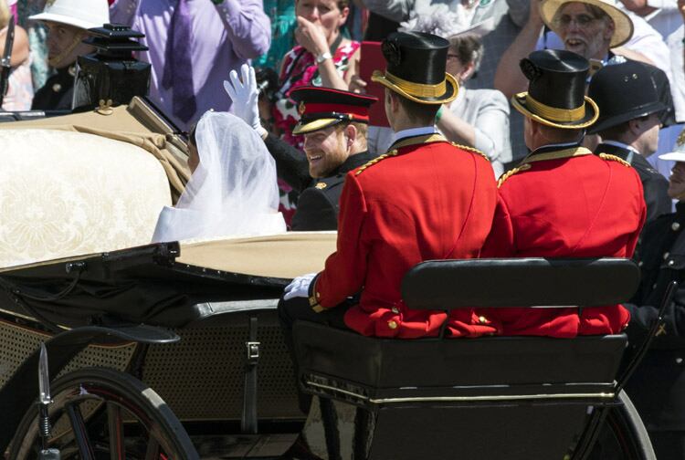 Los duques de Sussex saludan después de contraer enlace.