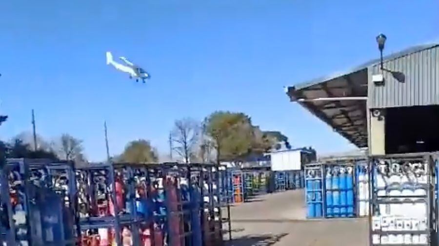 El piloto se estrelló contra la planta de la empresa Air Liquide. Imágen: Captura.