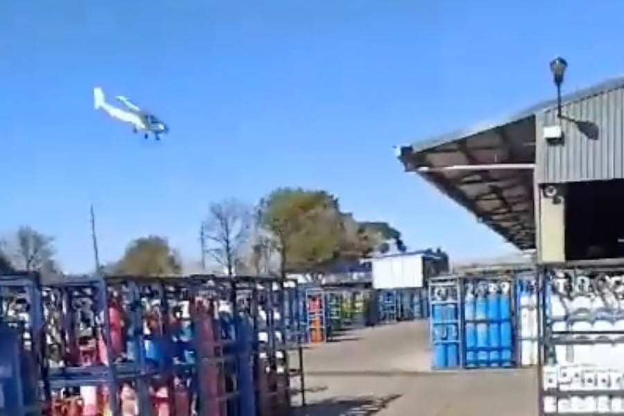 El piloto se estrelló contra la planta de la empresa Air Liquide. Imágen: Captura.