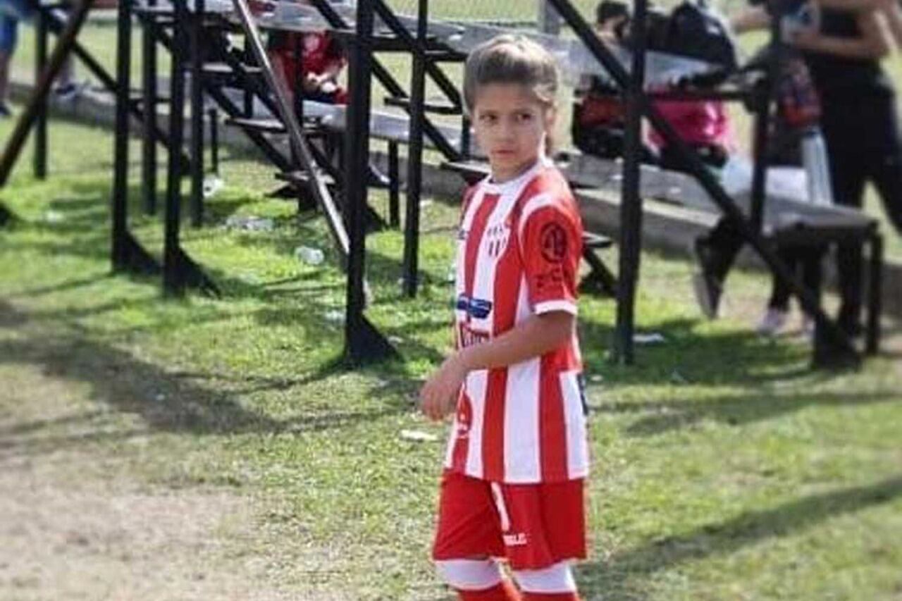 Paula Bolaño con la vestimenta del club Cañuelas.