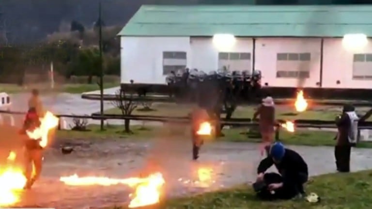 El pequeño grupo que atacó el frente de la Gendarmería en El Bolsón.