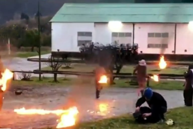 El pequeño grupo que atacó el frente de la Gendarmería en El Bolsón.