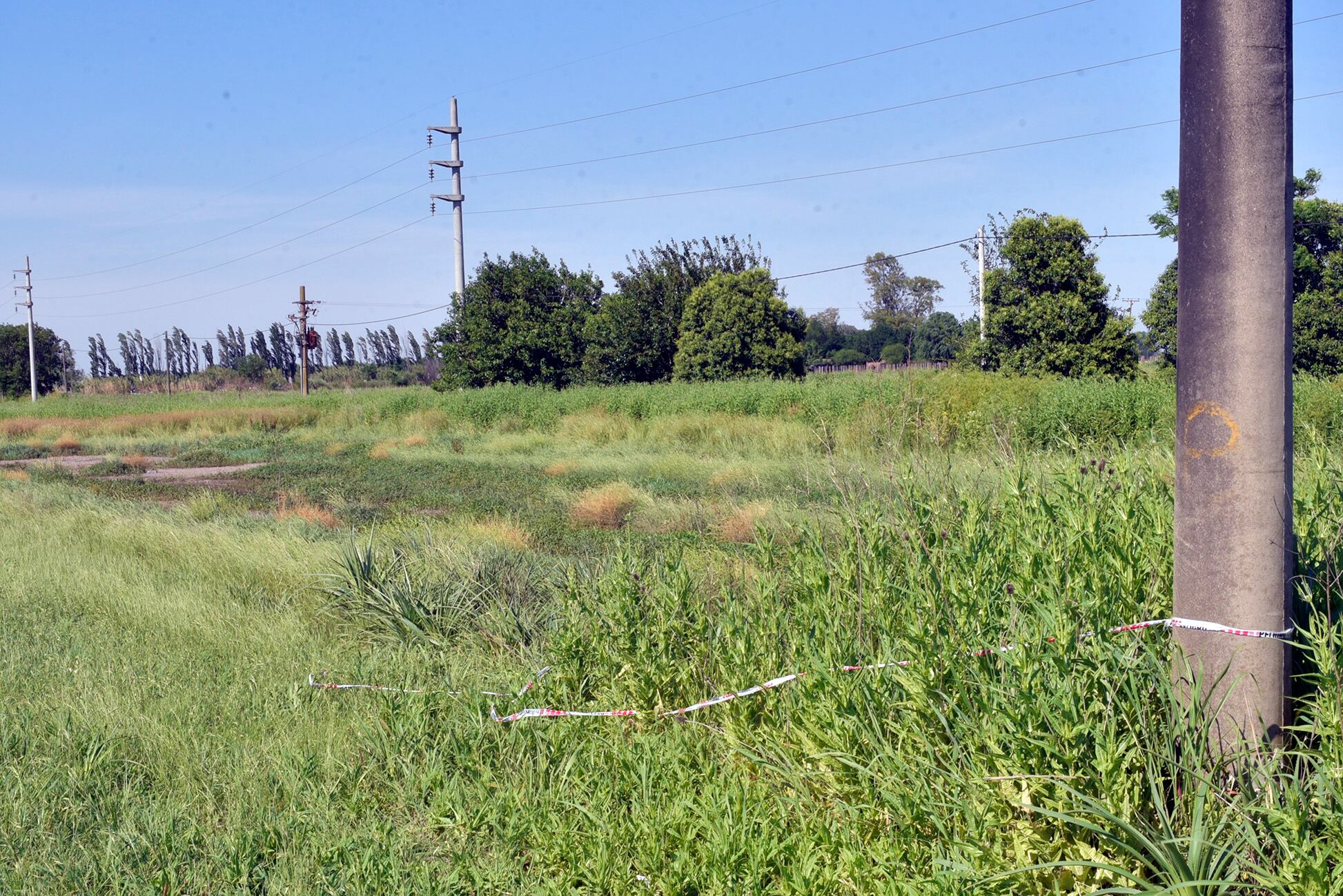 En este zanjón al costado de la ruta 14, pasando Soldini, encontraron el cuerpo de Cristian.