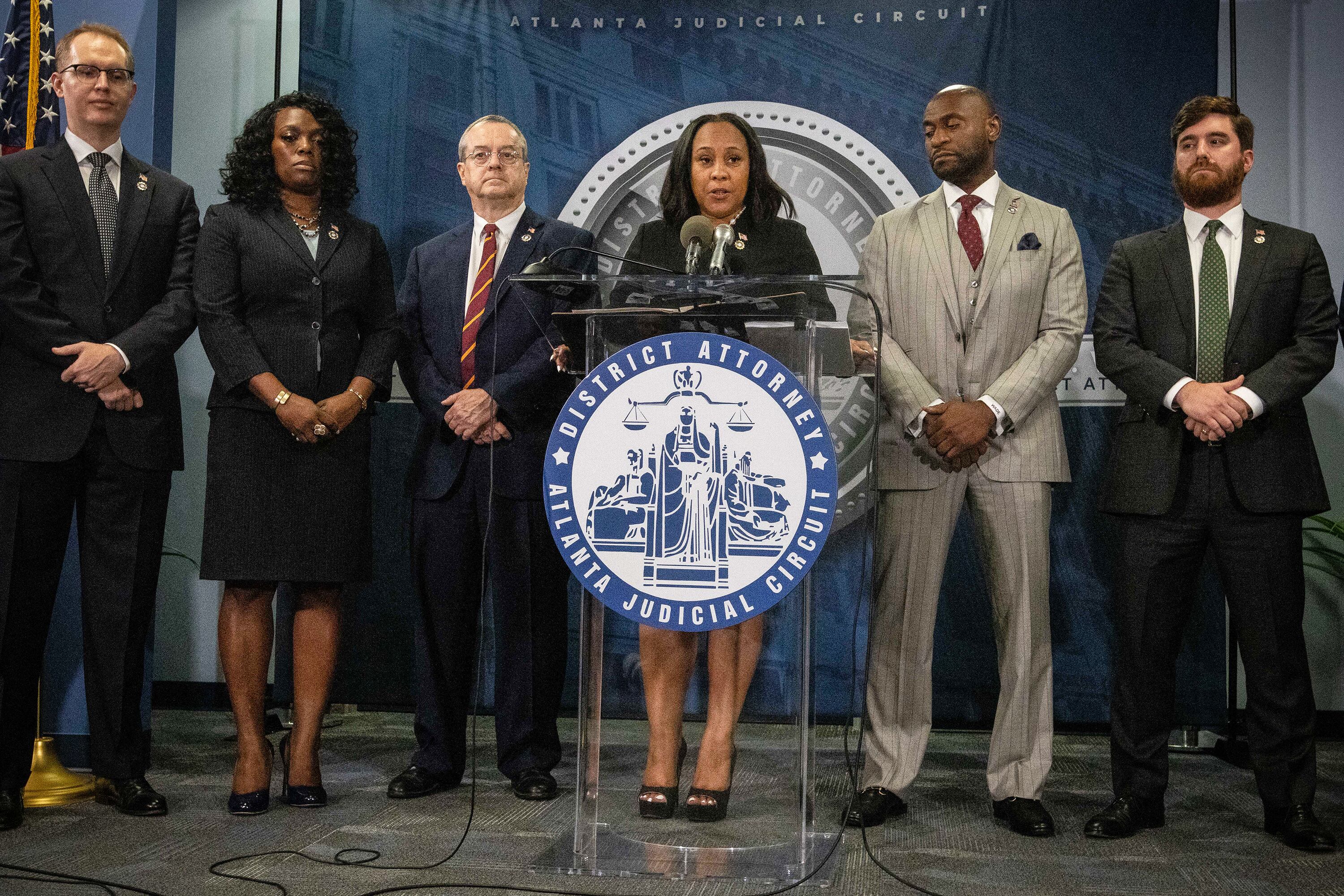 La fiscal Fani Willis da sus argumentos a la prensa.