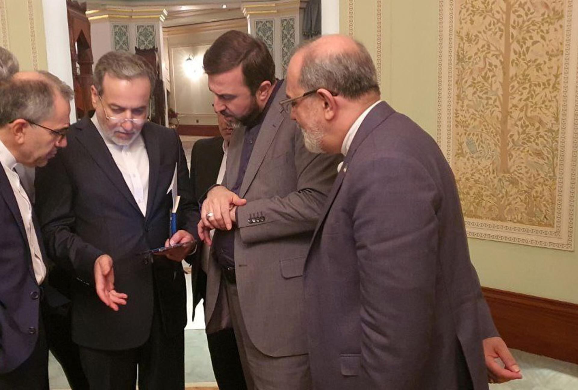 Representantes iraníes conversan en Omán al cierre de la ronda de negociaciones.