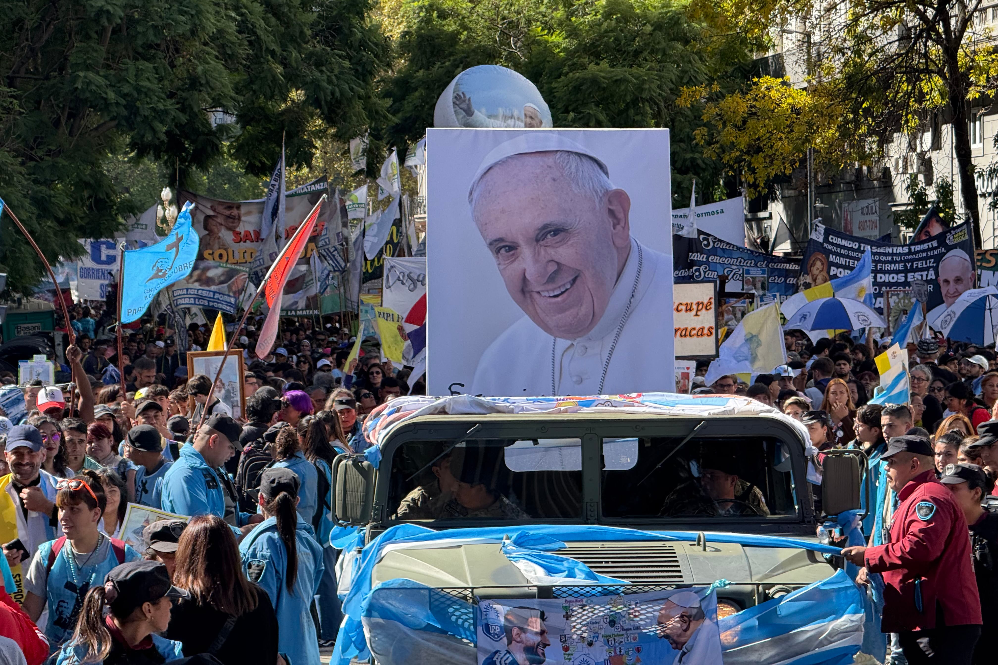 La gigantografía del Papa Francisco fue acompañada por miles de personas.
