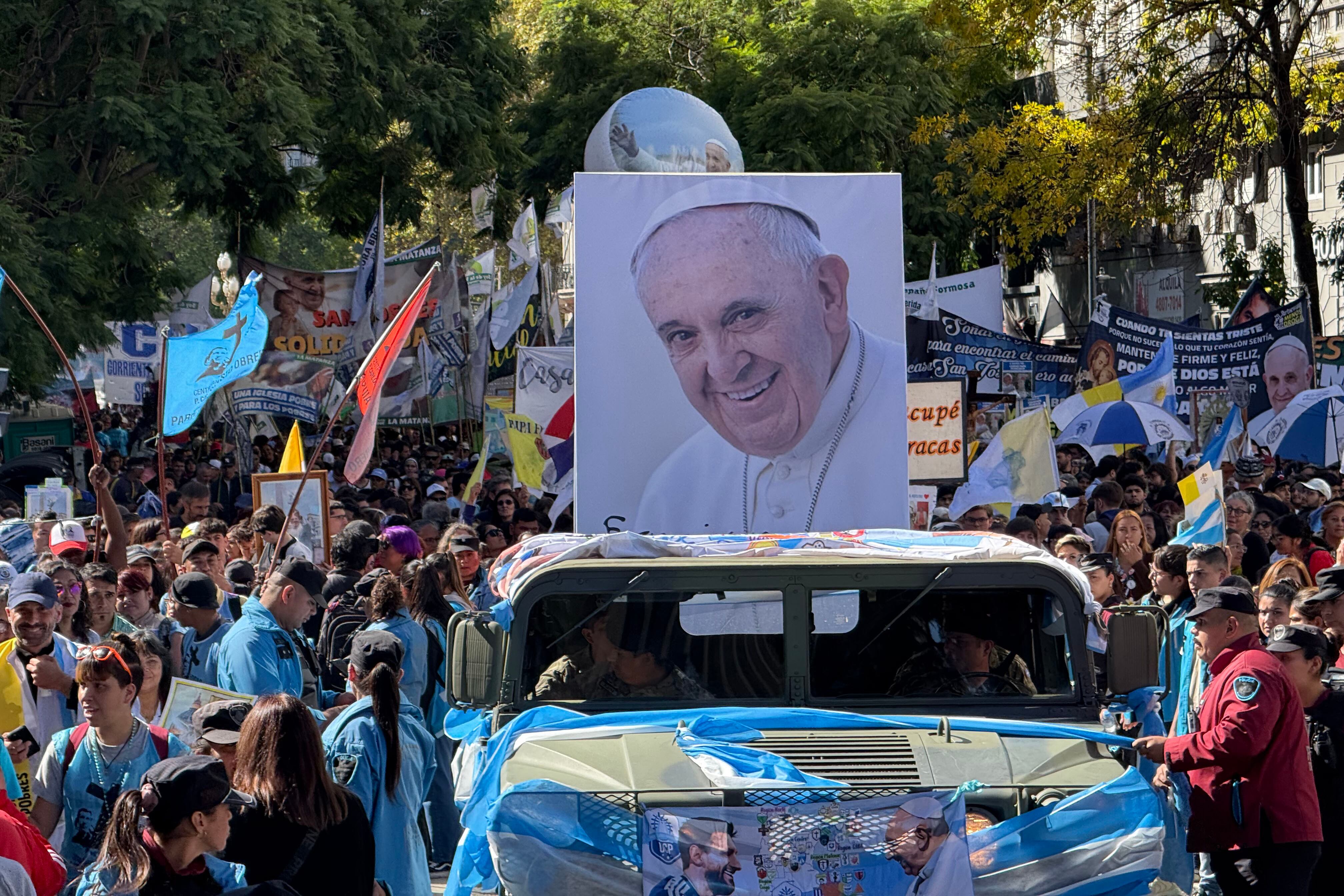 La gigantografía del Papa Francisco fue acompañada por miles de personas.